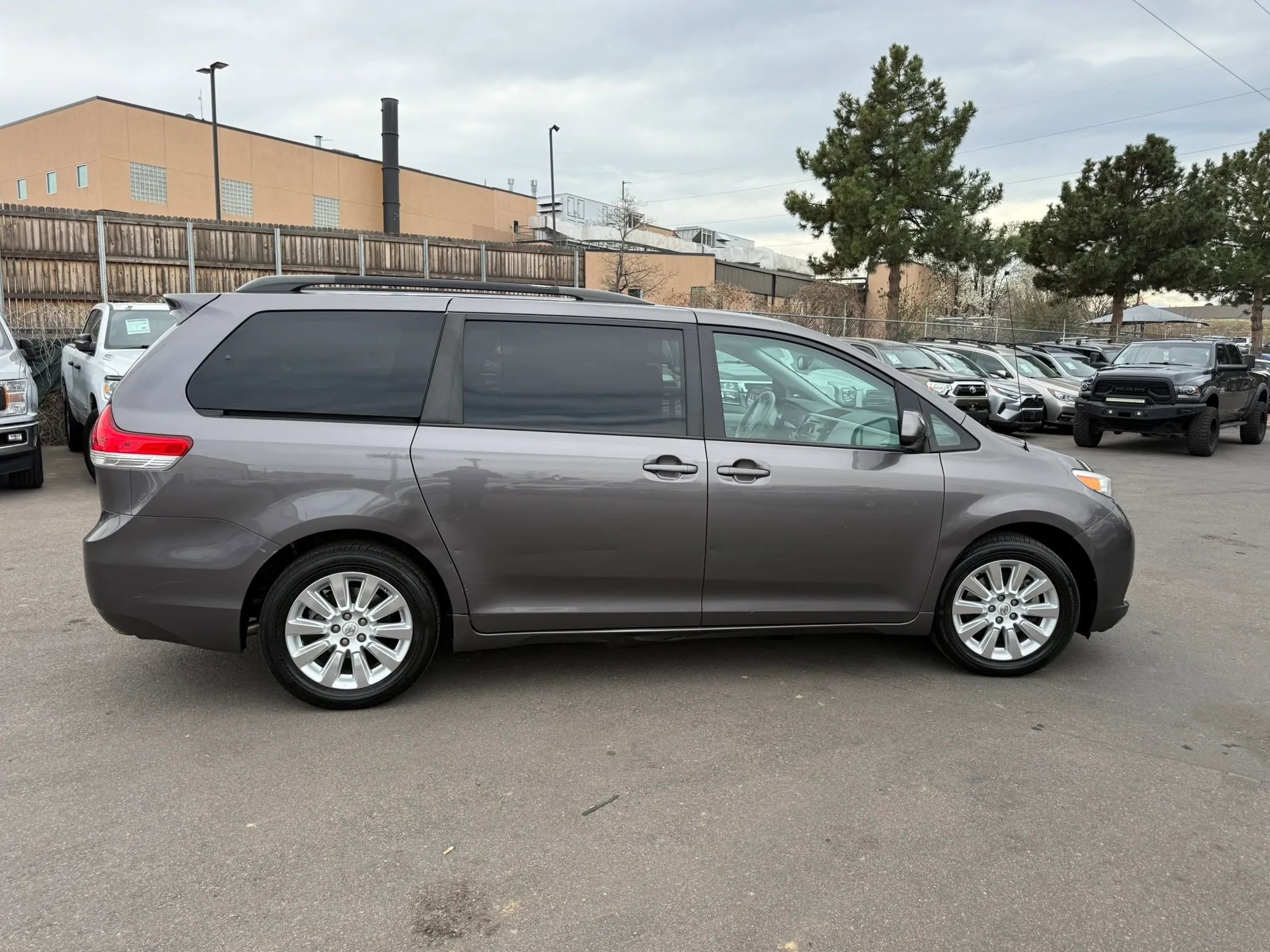 Used 2013 Toyota Sienna LE w/ Towing Pkg image 7