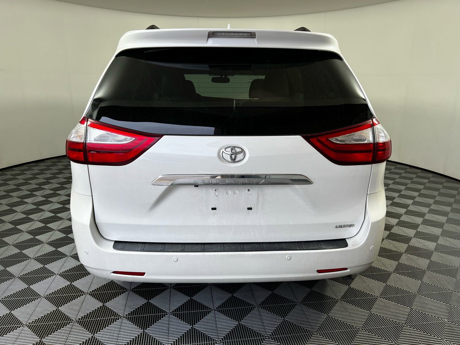 Used 2017 Toyota Sienna Limited Premium image 5