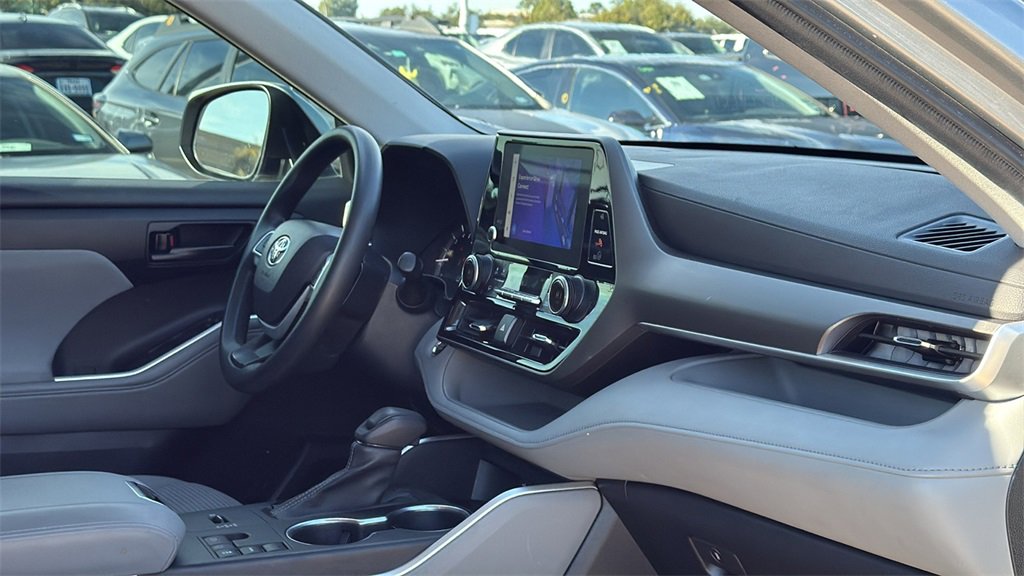 Used 2023 Toyota Highlander L image 31