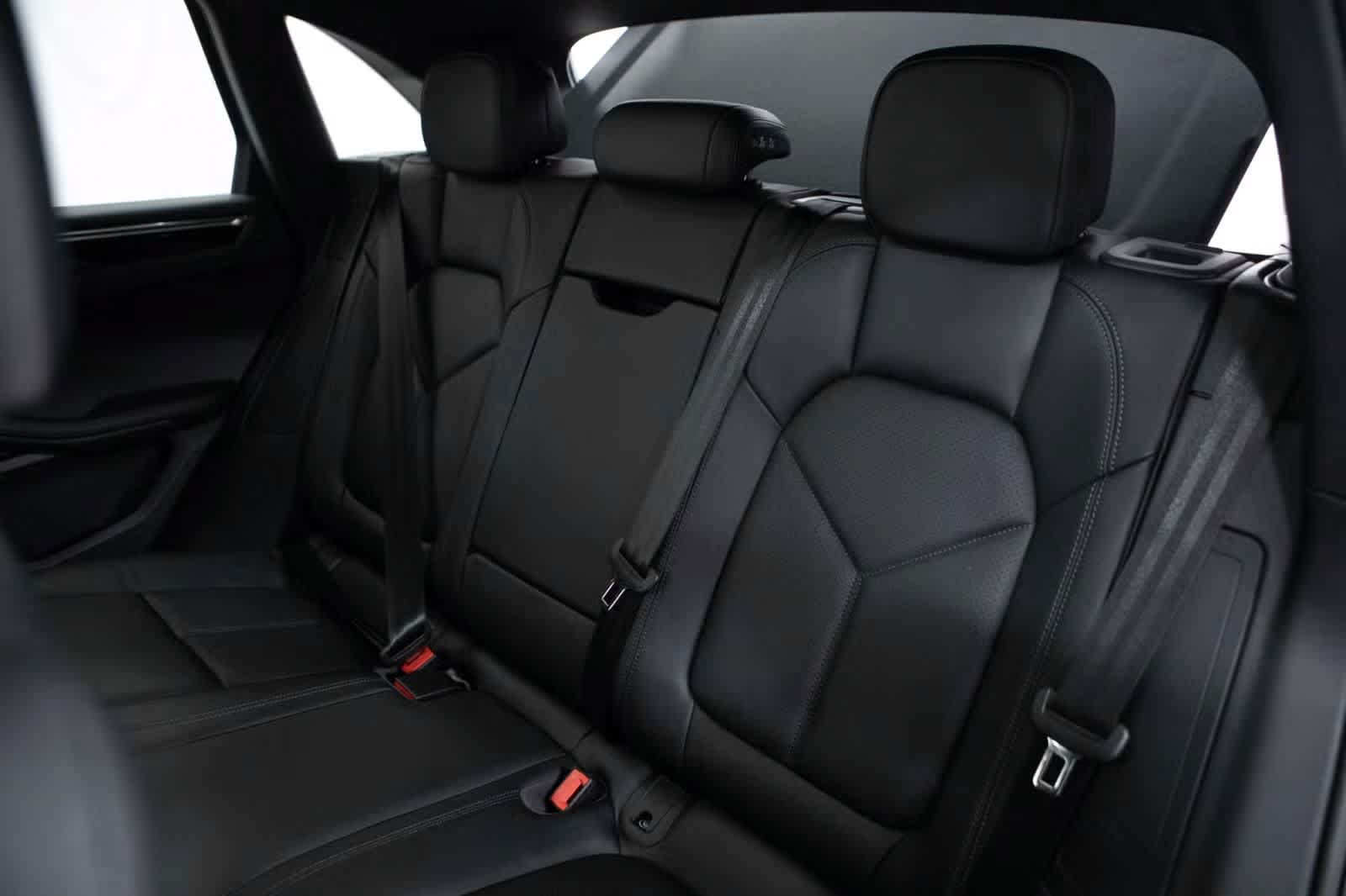 Certified 2026 Porsche Macan AWD/4WD image 34