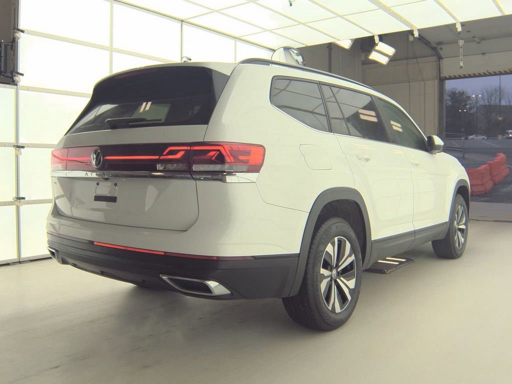 Used 2024 Volkswagen Atlas SE image 2