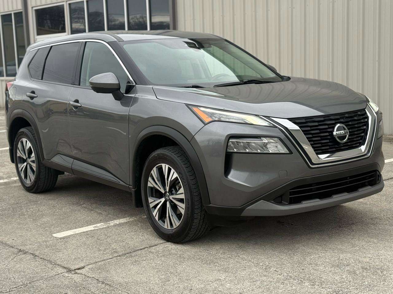 Used 2021 Nissan Rogue SV image 3