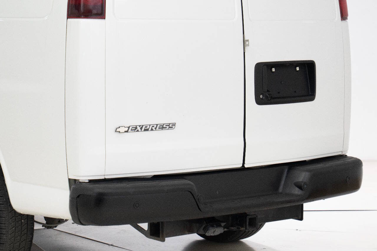 Used 2017 Chevrolet Express 2500 RWD image 17