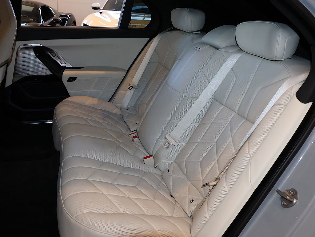 Used 2024 BMW 760i xDrive w/ Premium Package 2 image 34