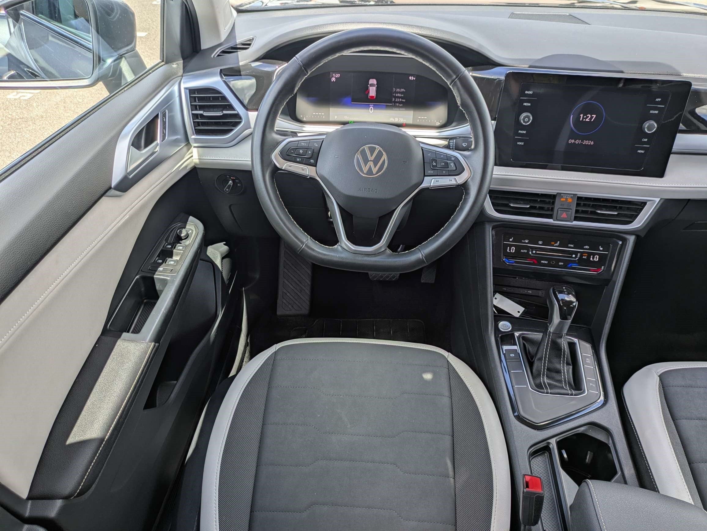 Used 2025 Volkswagen Taos SE FWD image 15