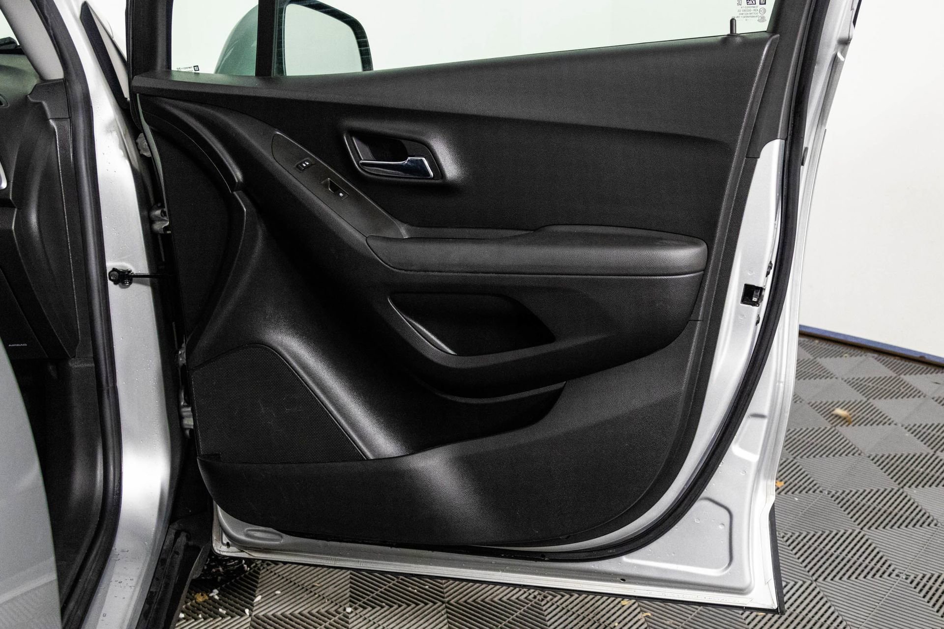 Used 2017 Chevrolet Trax LT w/ LT Convenience Package image 27