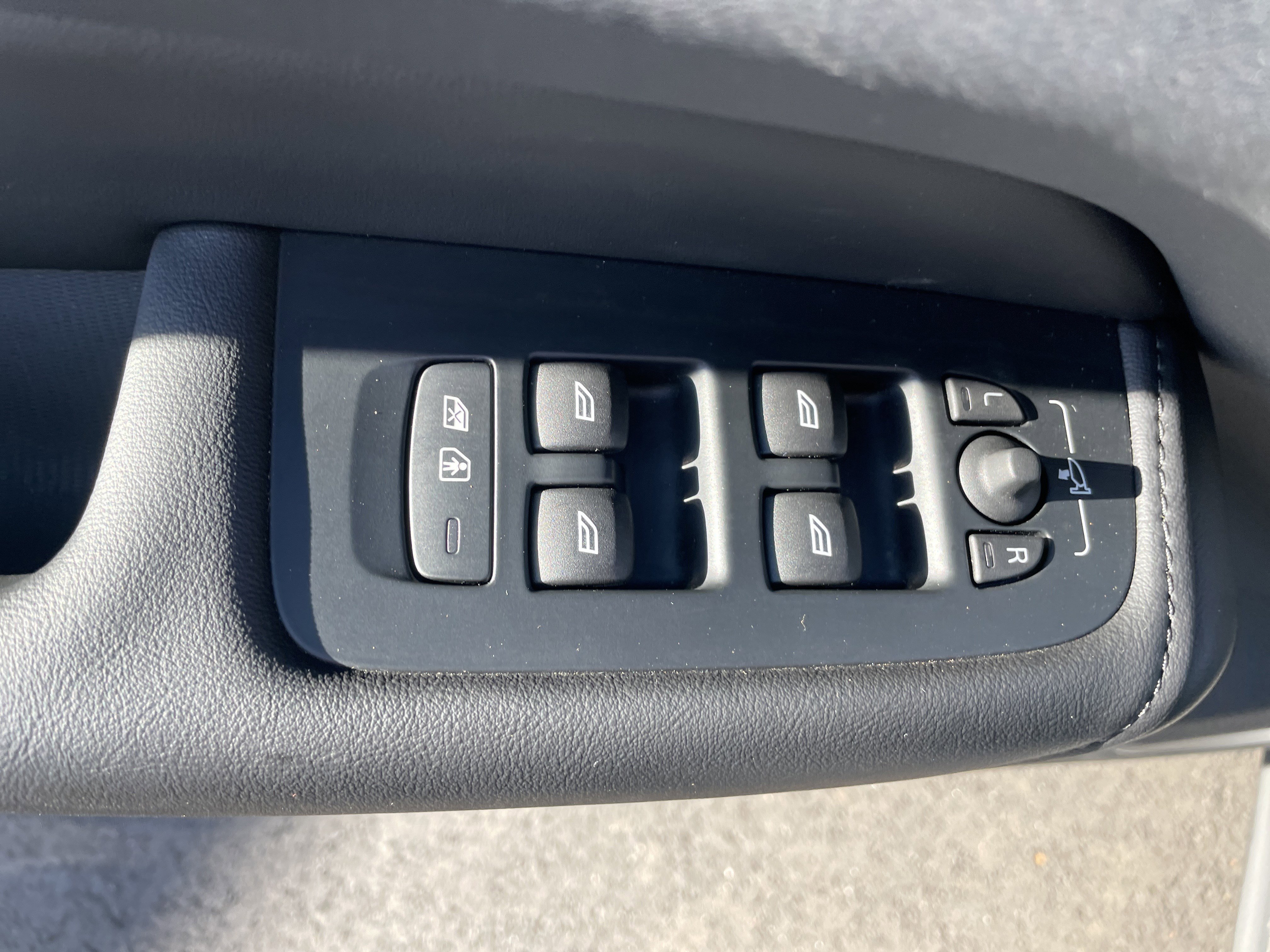 Used 2025 Volvo XC60 B5 Plus image 36