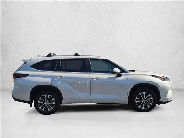 Certified 2024 Toyota Highlander XLE FWD image 4