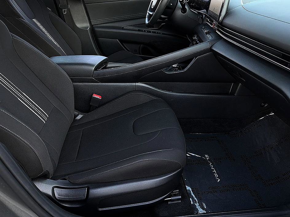 Certified 2025 Hyundai Elantra SEL image 18