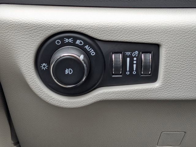 Used 2023 Chrysler Pacifica Touring-L image 22