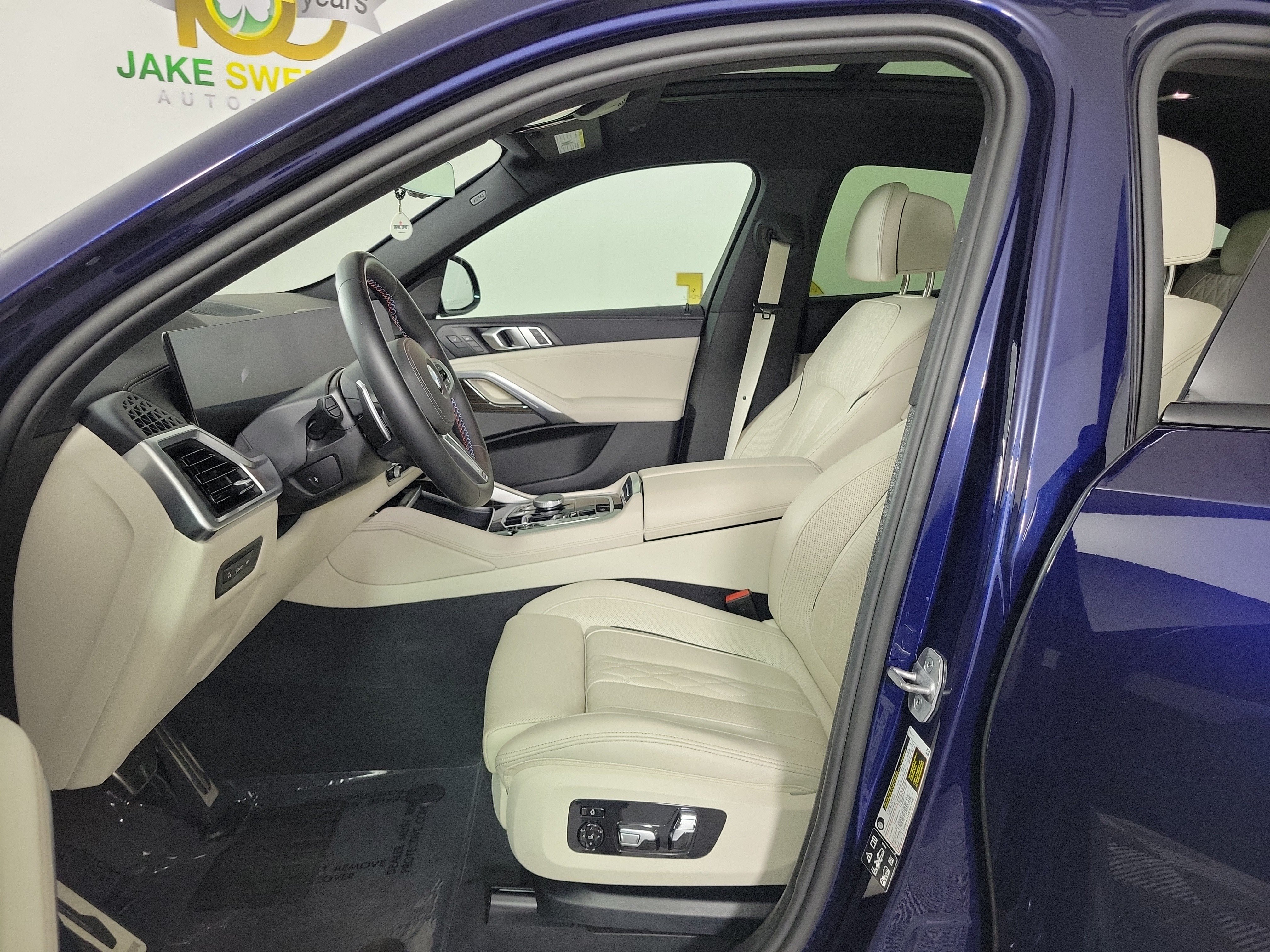 Certified 2025 BMW X6 M60i AWD/4WD image 9