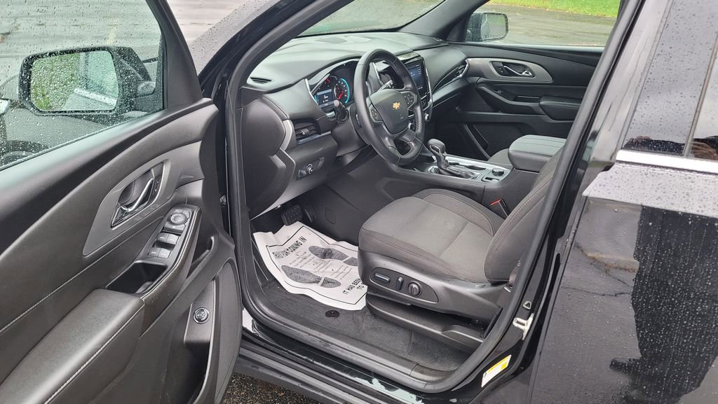 Used 2023 Chevrolet Traverse LT image 18