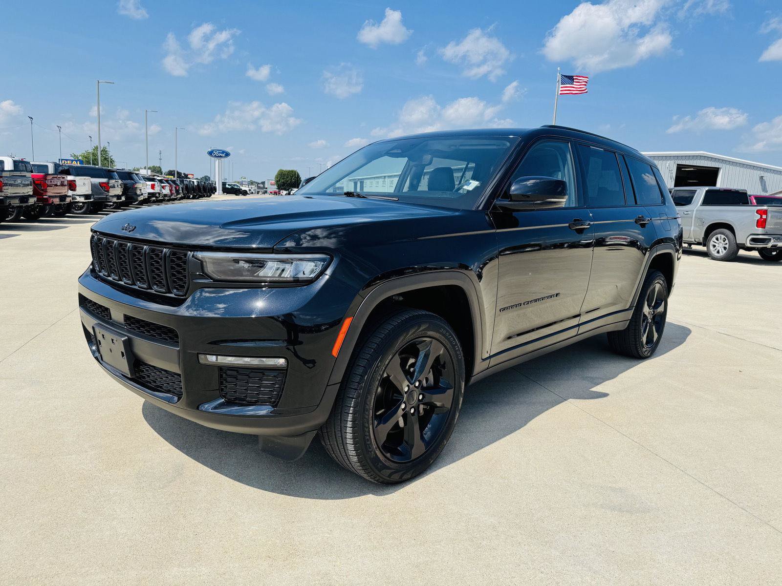 Used 2023 Jeep Grand Cherokee L Limited w/ Black Appearance Package AWD/4WD image 39