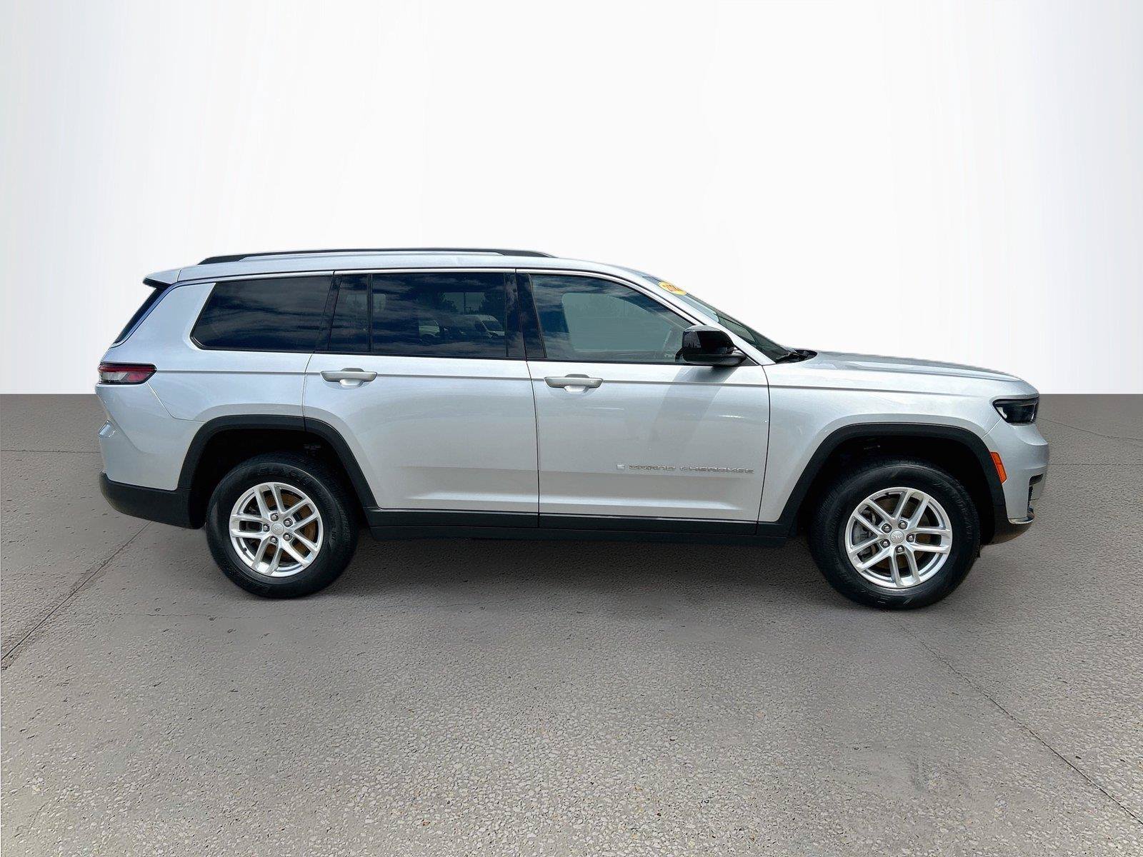 Used 2022 Jeep Grand Cherokee L Laredo w/ Luxury Tech Group I AWD/4WD image 3