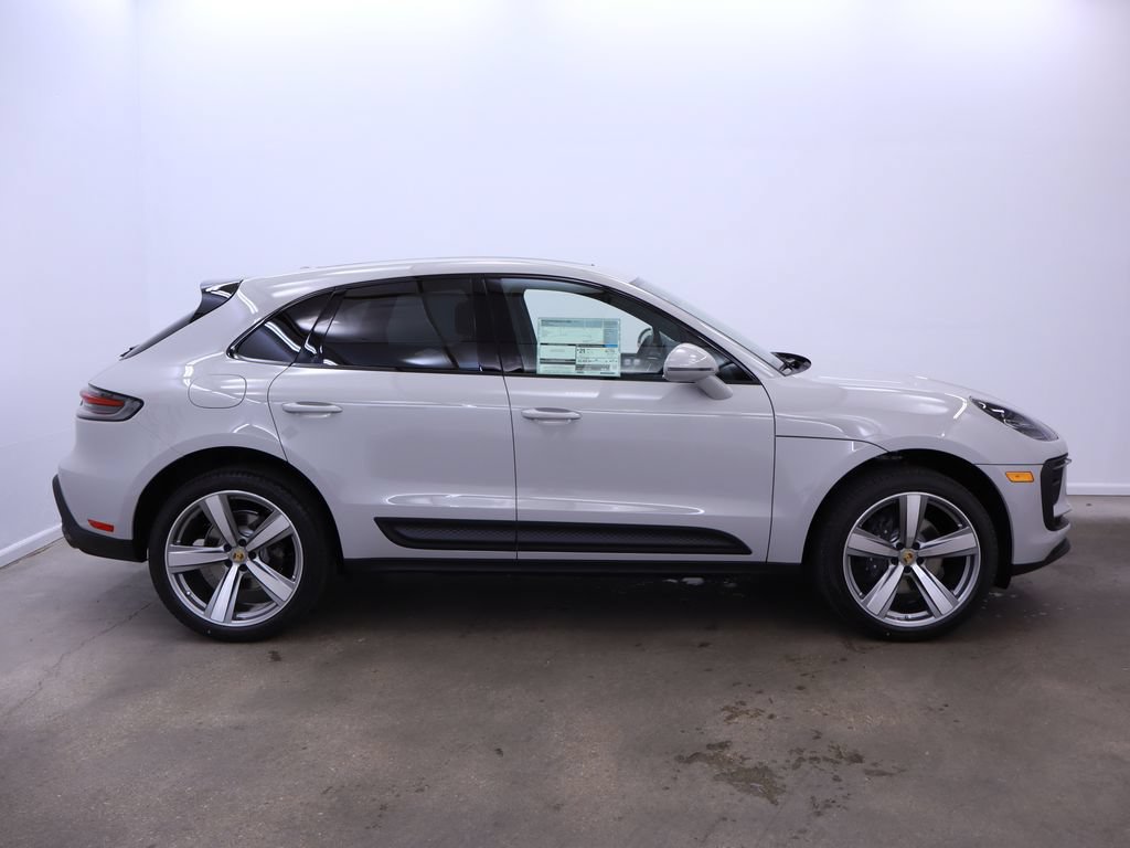 Certified 2025 Porsche Macan AWD/4WD image 8