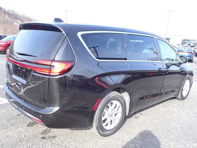 Used 2023 Chrysler Pacifica Touring-L image 9