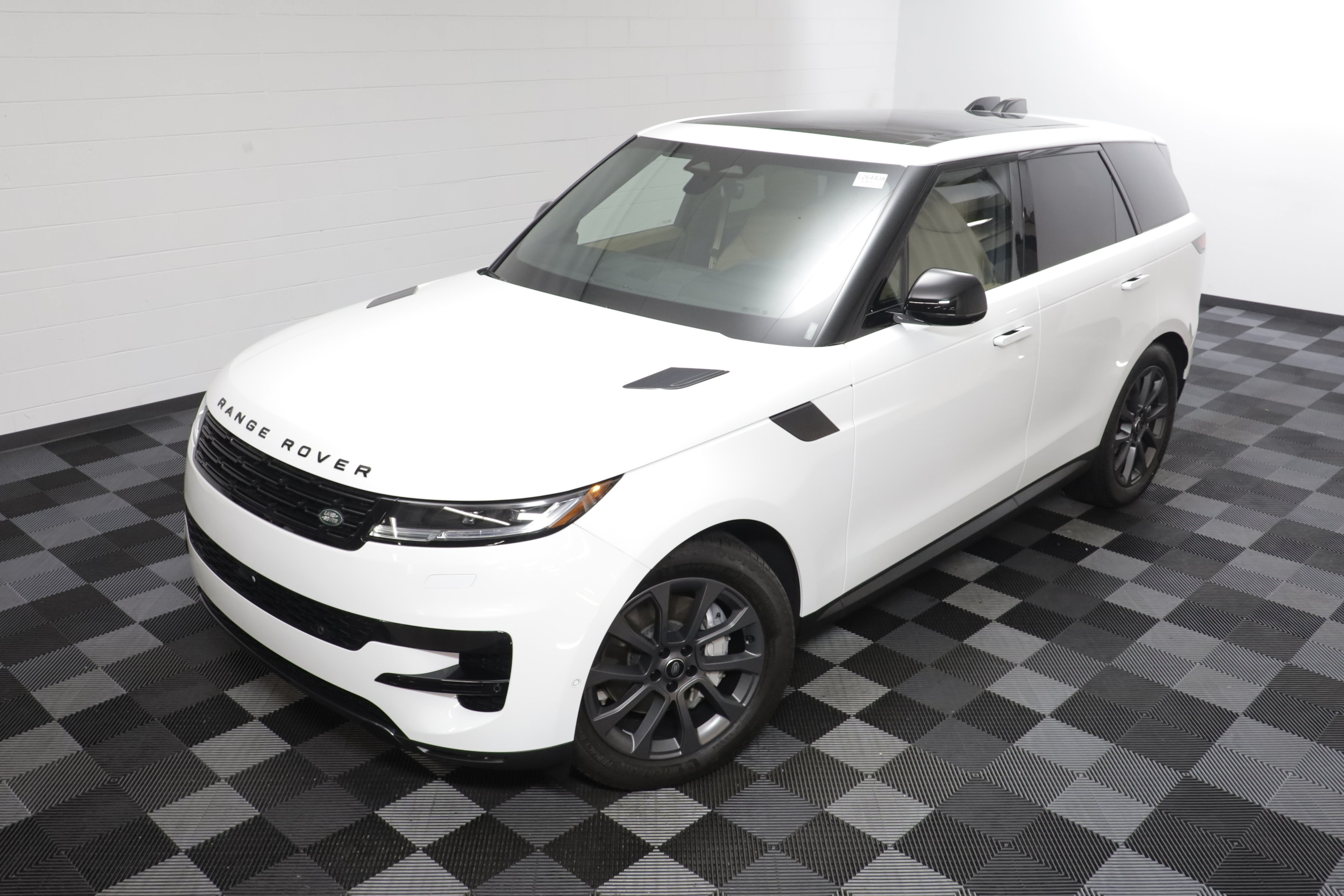 Used 2024 Land Rover Range Rover Sport SE AWD/4WD image 2