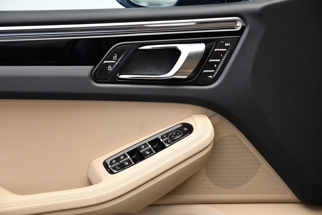 Used 2025 Porsche Macan image 33