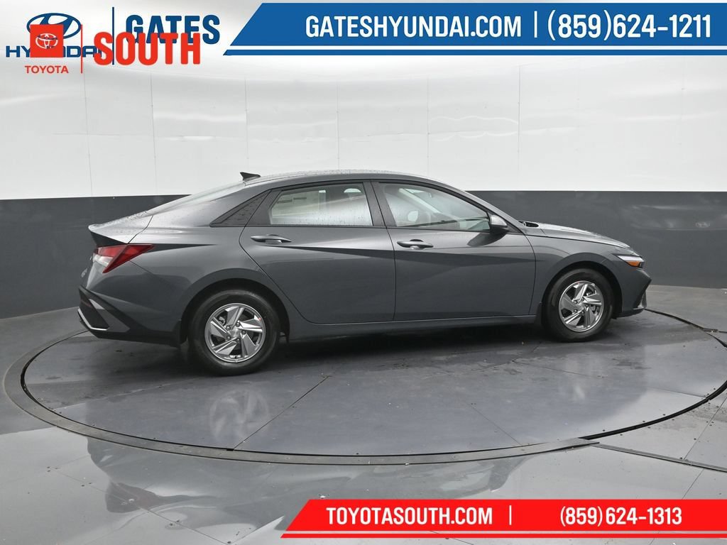 Used 2025 Hyundai Elantra SE FWD image 3