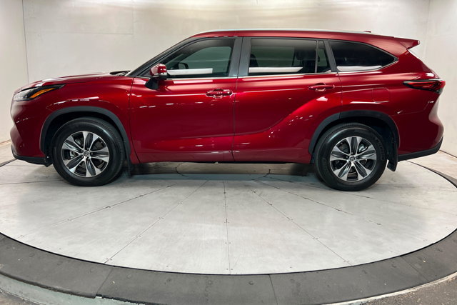 Used 2023 Toyota Highlander XLE AWD/4WD image 2