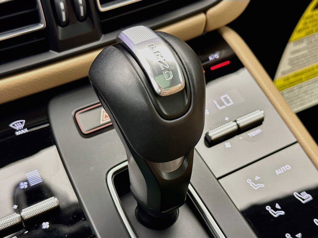 Certified 2025 Porsche Macan AWD/4WD image 21
