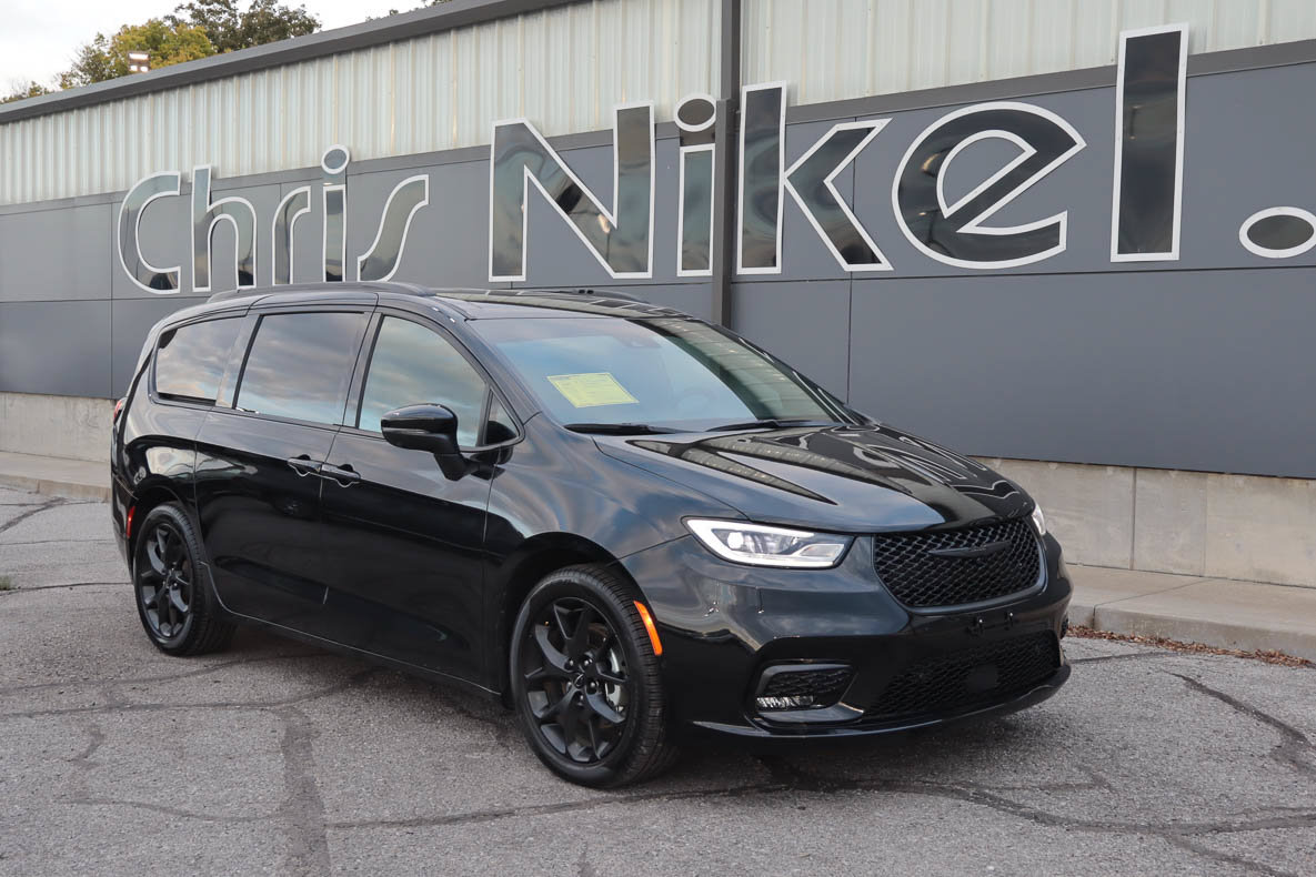 Used 2023 Chrysler Pacifica Touring-L w/ Uconnect Theater Family Group