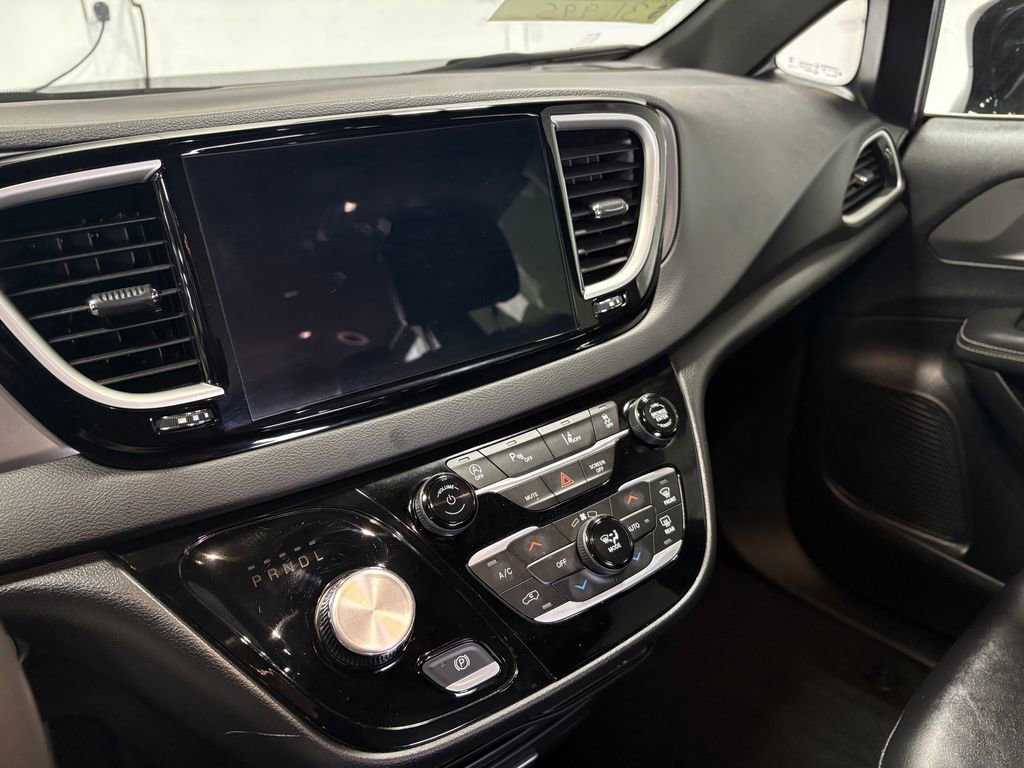 Used 2025 Chrysler Pacifica Select image 30