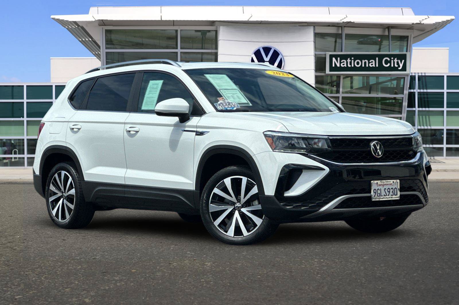 Used 2023 Volkswagen Taos SE w/ Panoramic Sunroof Package FWD image 2