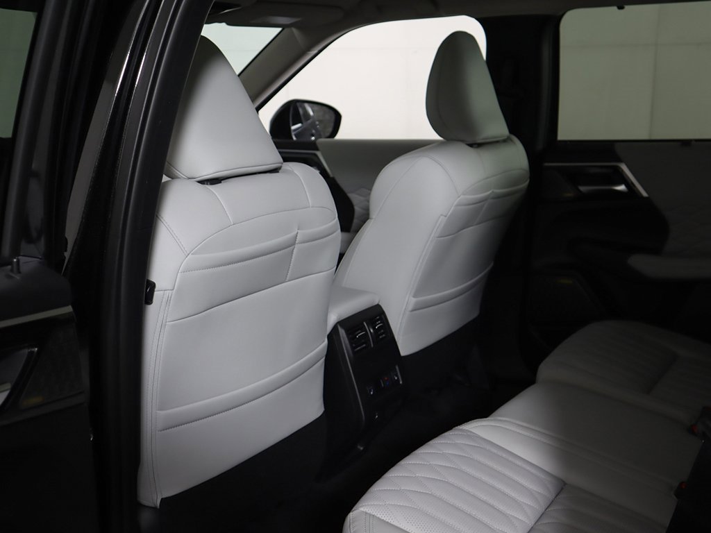 New 2025 Mitsubishi Outlander AWD image 34