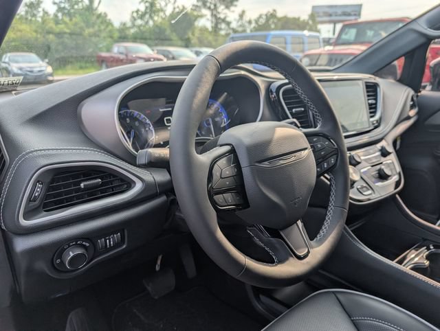 New 2027 Chrysler Pacifica Limited w/ S Appearance Package FWD image 33