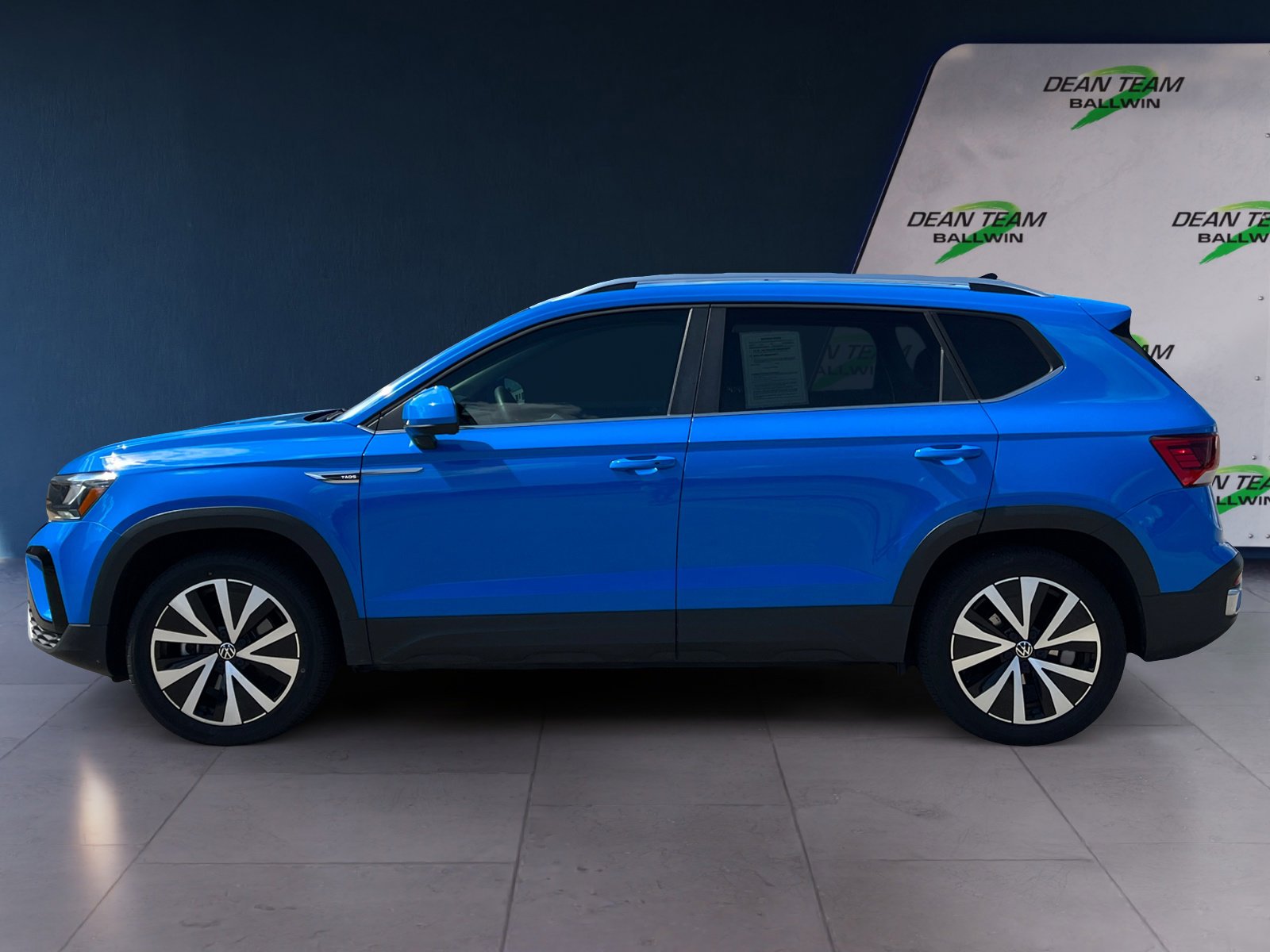 Used 2022 Volkswagen Taos SE w/ Panoramic Sunroof Package image 4