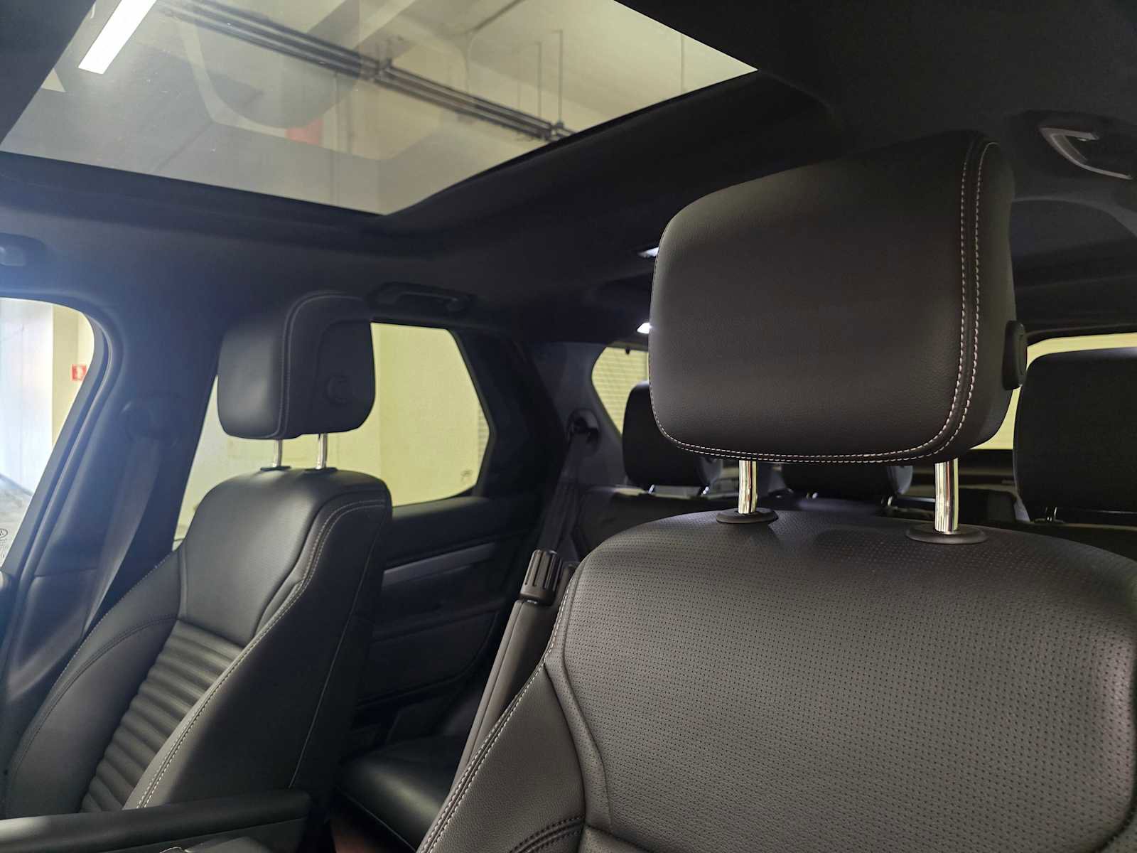 Used 2025 Land Rover Discovery Dynamic SE image 24