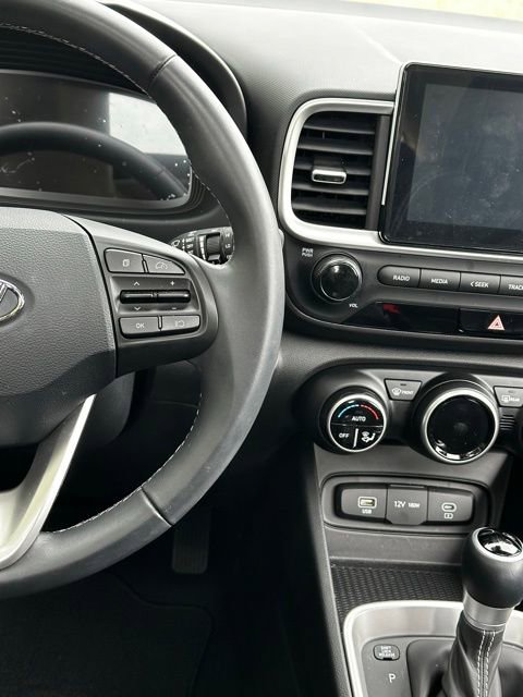 Certified 2025 Hyundai Venue SEL FWD image 25