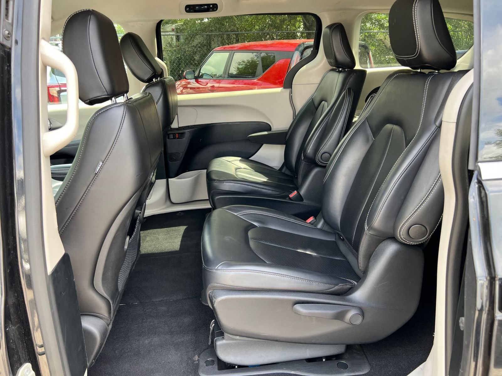 Used 2023 Chrysler Pacifica Touring-L image 46