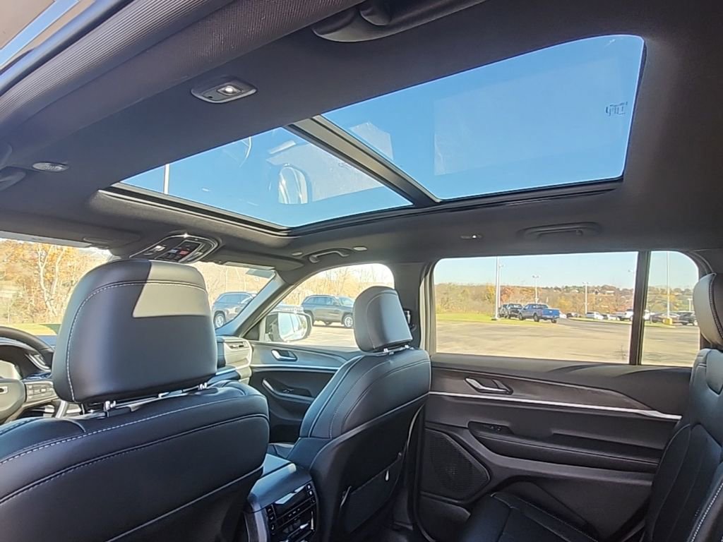 New 2025 Jeep Grand Cherokee L Limited w/ Black Appearance Package AWD/4WD image 22