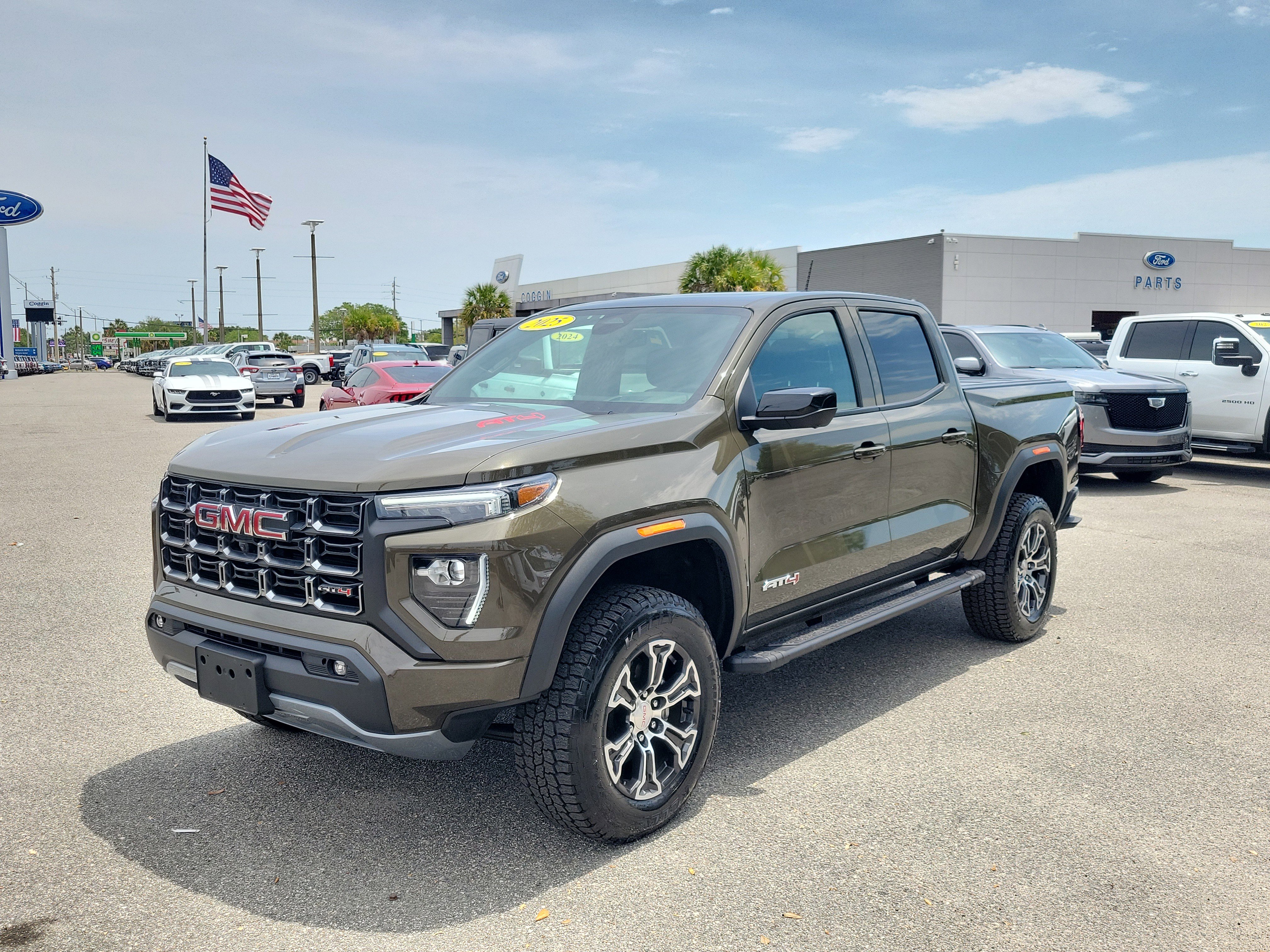 Used 2025 GMC Canyon AT4 w/ Technology Plus Package AWD/4WD image 1