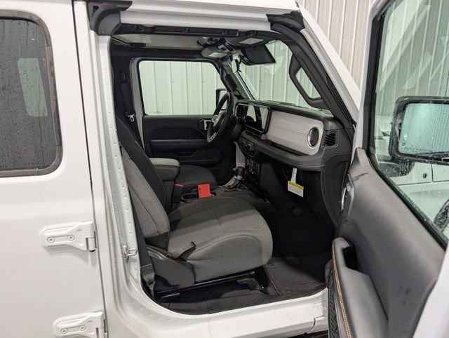 Used 2025 Jeep Wrangler Unlimited Sahara AWD/4WD image 24