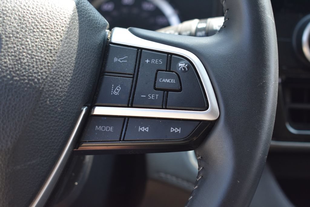 Used 2025 Toyota Highlander LE FWD image 16