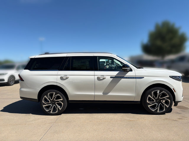 New 2026 Lincoln Navigator Reserve AWD/4WD image 4