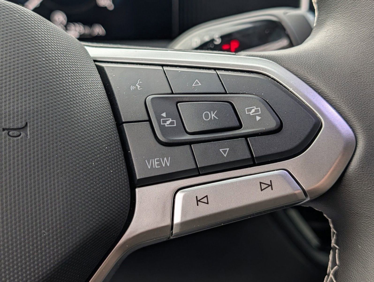 Used 2025 Volkswagen Tiguan SE AWD/4WD image 30