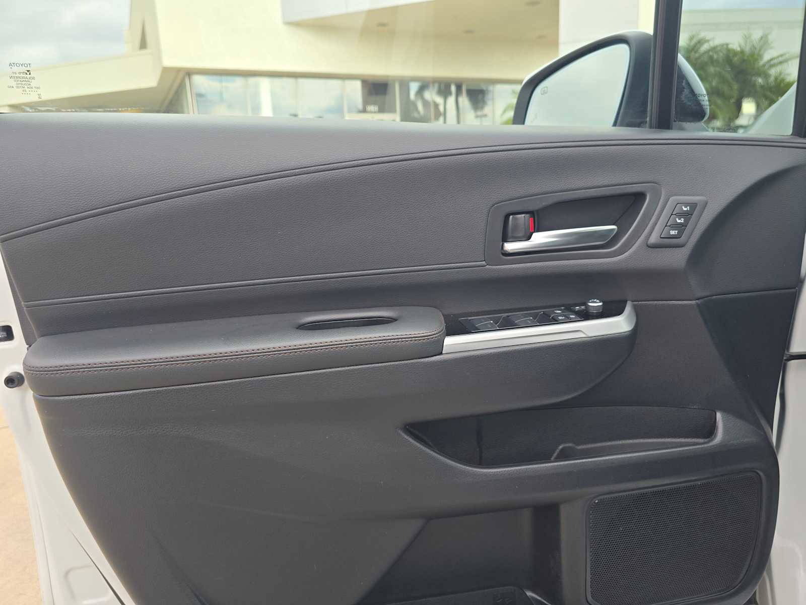 Used 2025 Toyota Sienna Platinum image 21