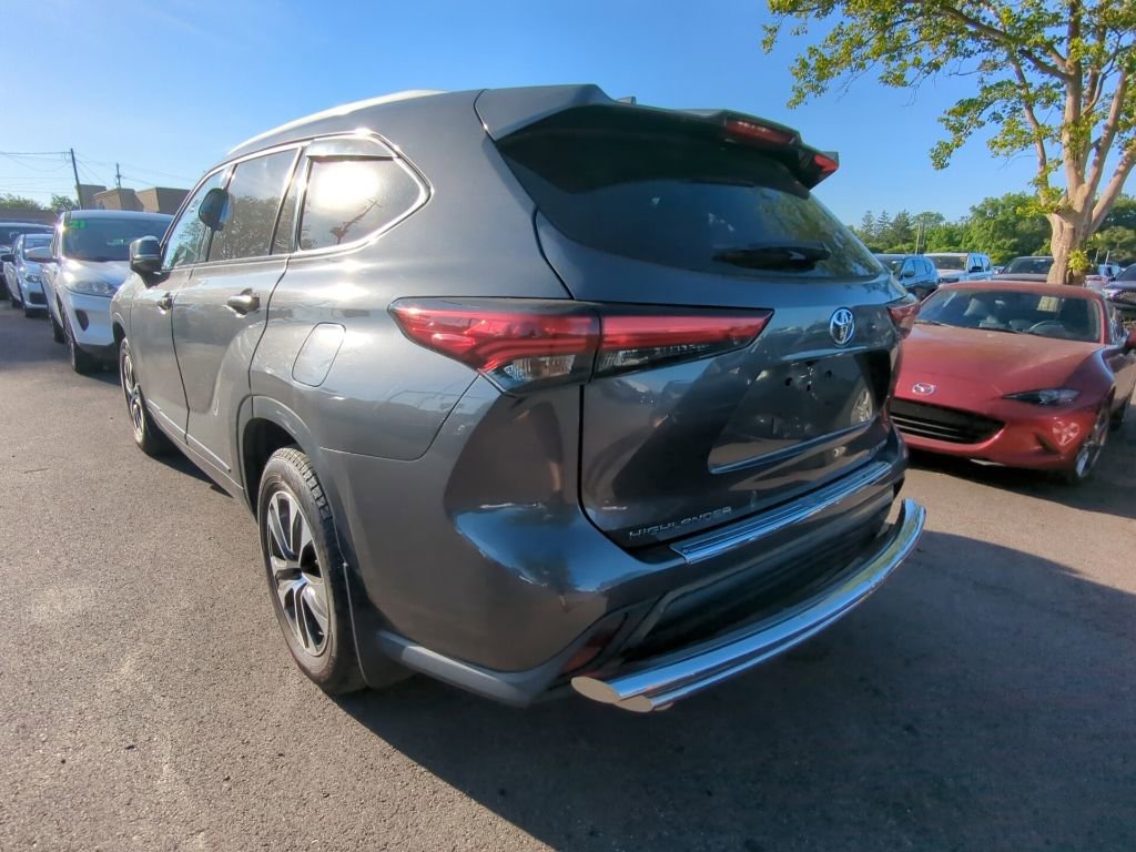 Used 2022 Toyota Highlander XLE AWD/4WD image 3