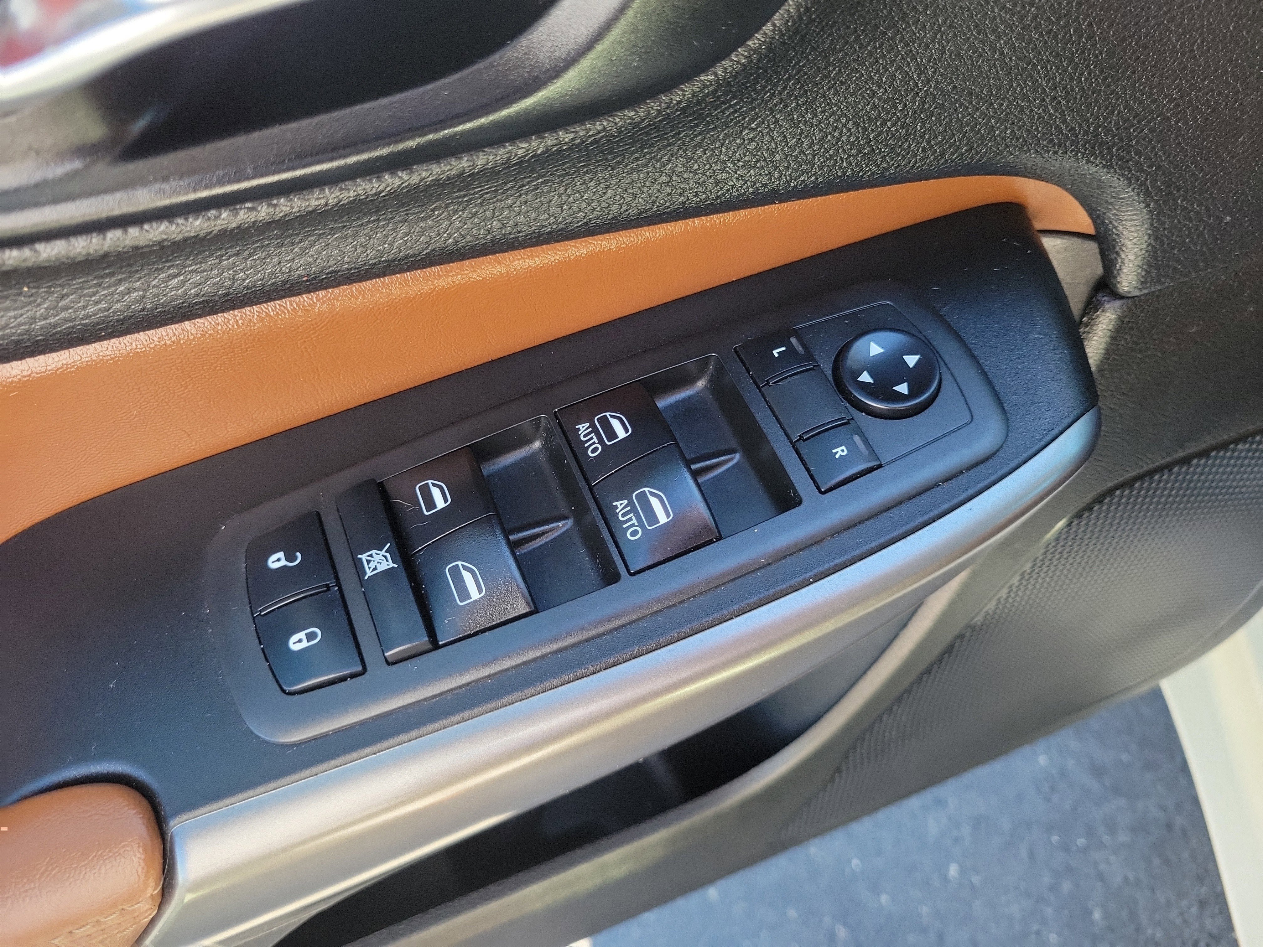 Used 2019 Jeep Cherokee Overland w/ Technology Group image 17