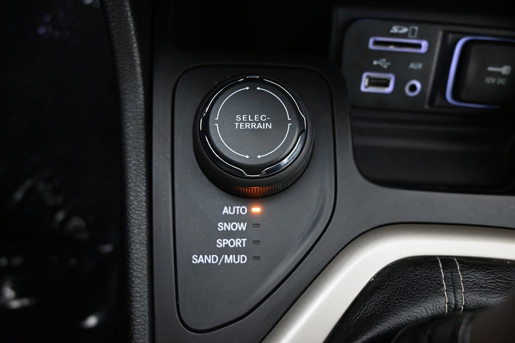 Used 2017 Jeep Cherokee Limited w/ Luxury Group AWD/4WD image 29