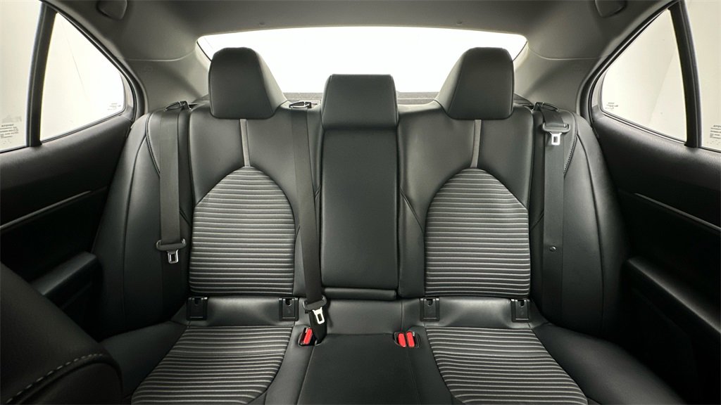 Used 2022 Toyota Camry SE image 9