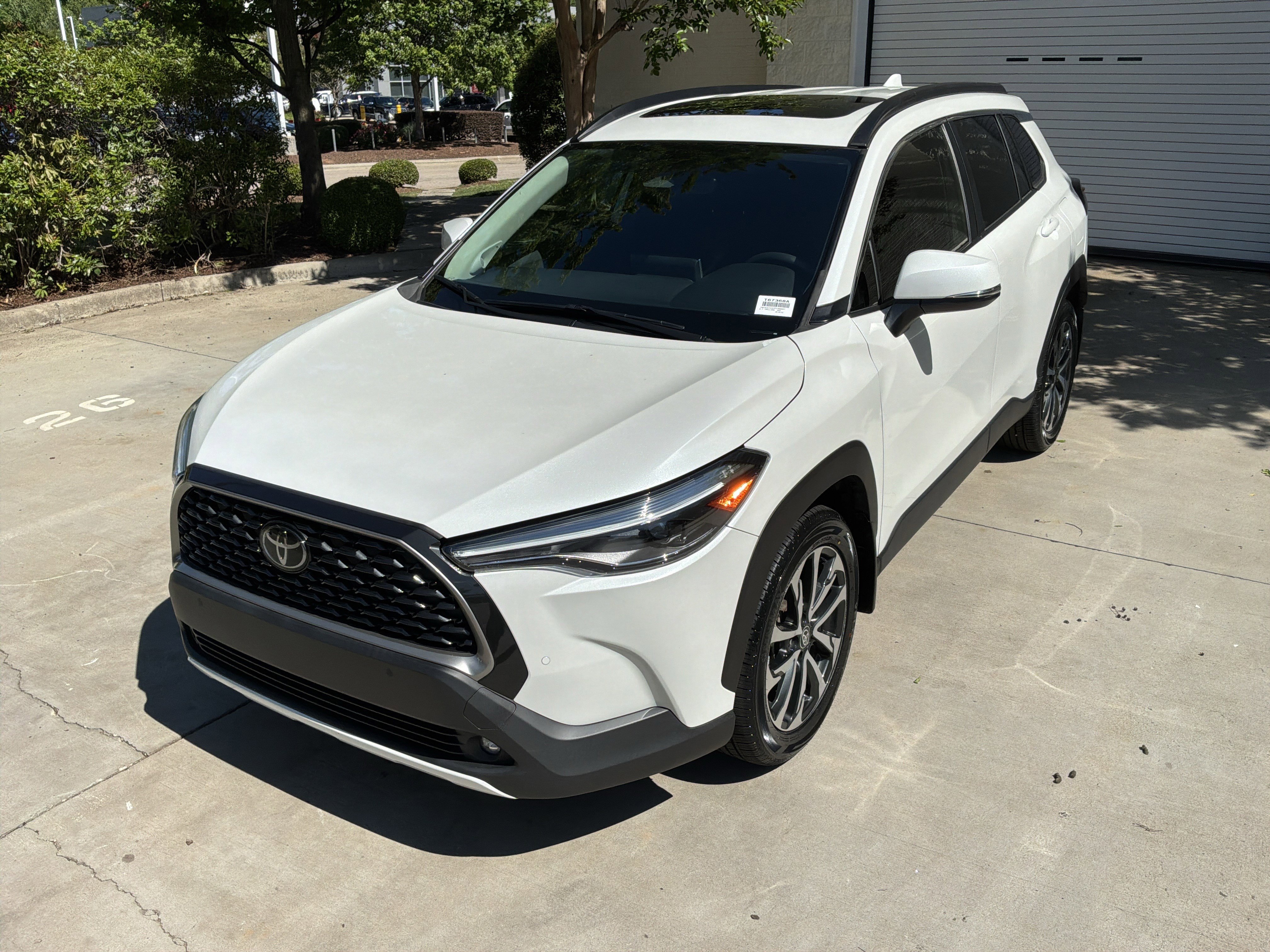 Used 2023 Toyota Corolla Cross XLE w/ Convenience Package FWD image 5