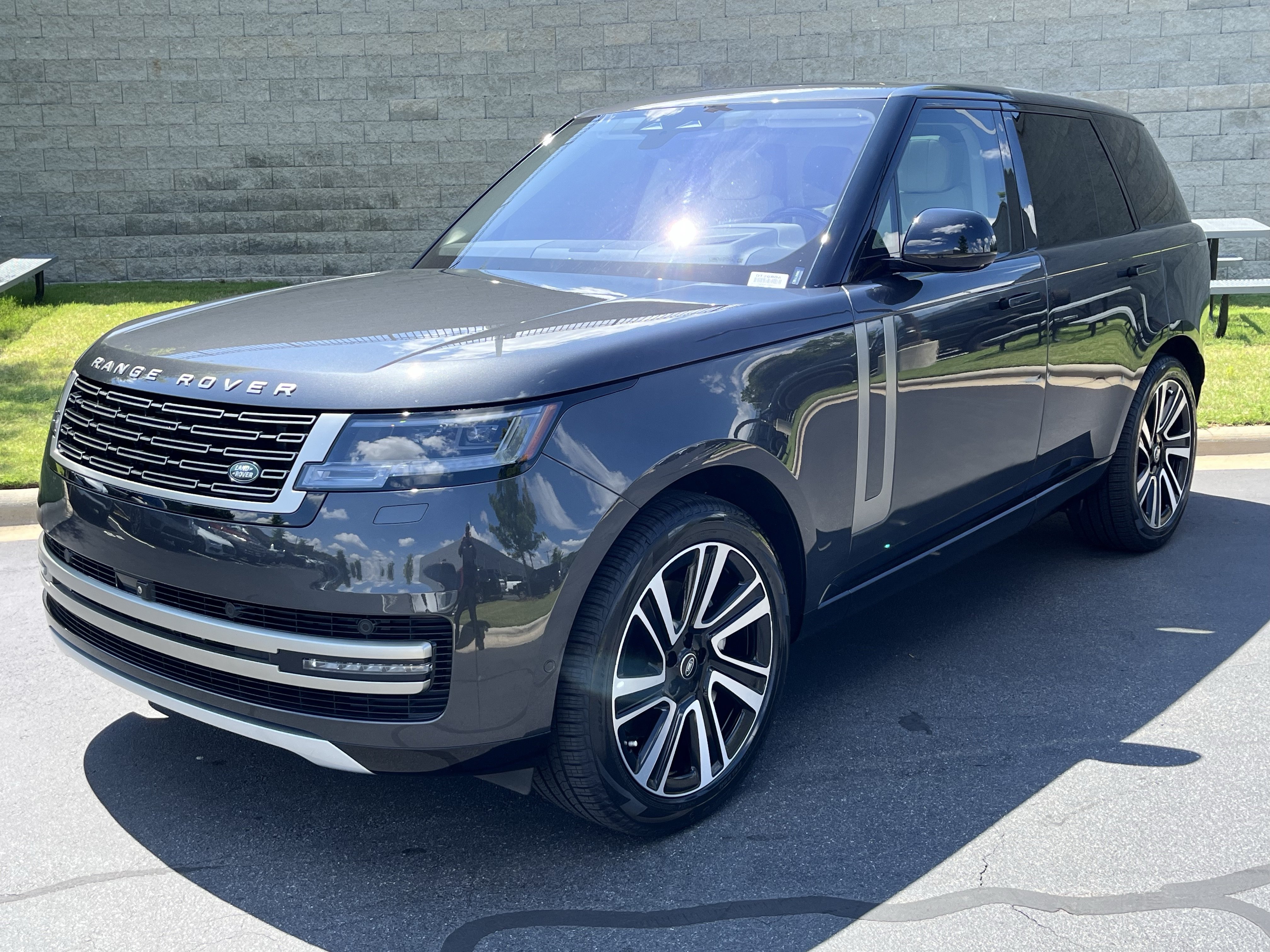 Used 2023 Land Rover Range Rover SE AWD/4WD image 2