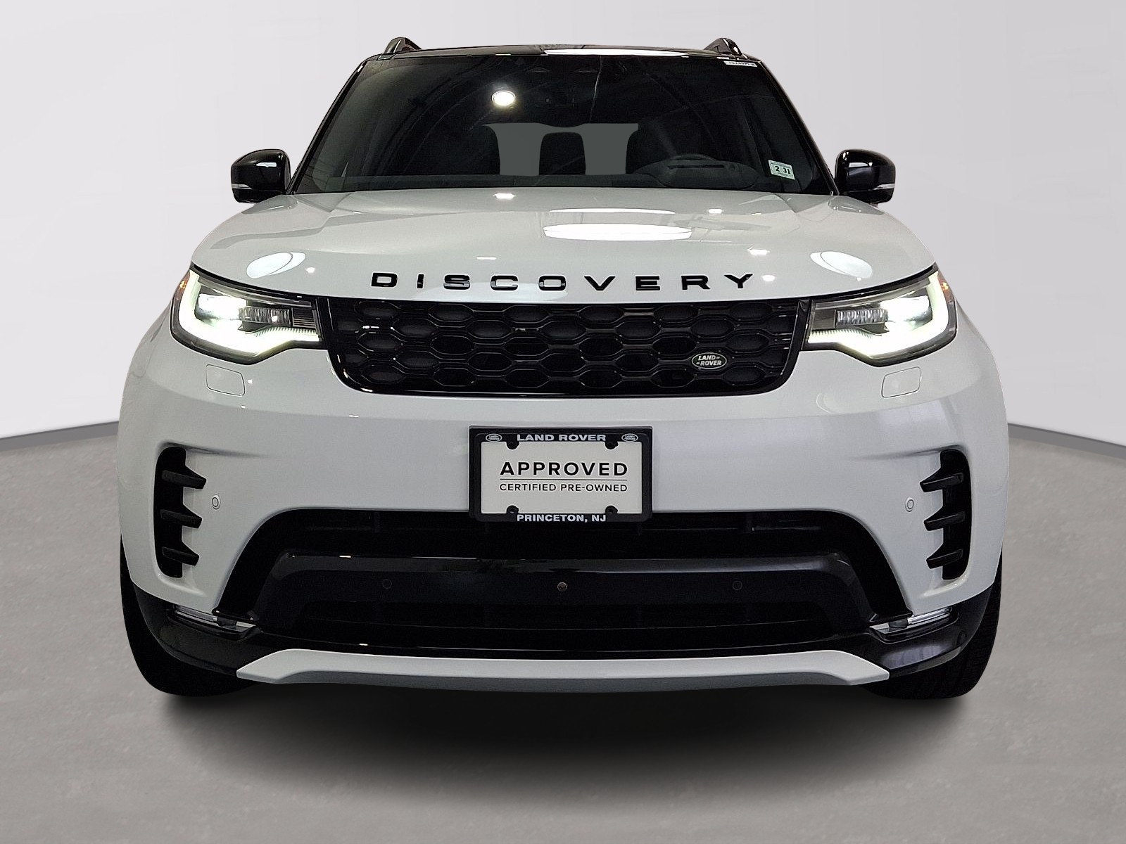 Certified 2025 Land Rover Discovery Dynamic SE AWD/4WD image 2