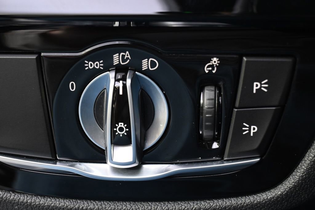 Used 2023 BMW 540i w/ Convenience Package image 26