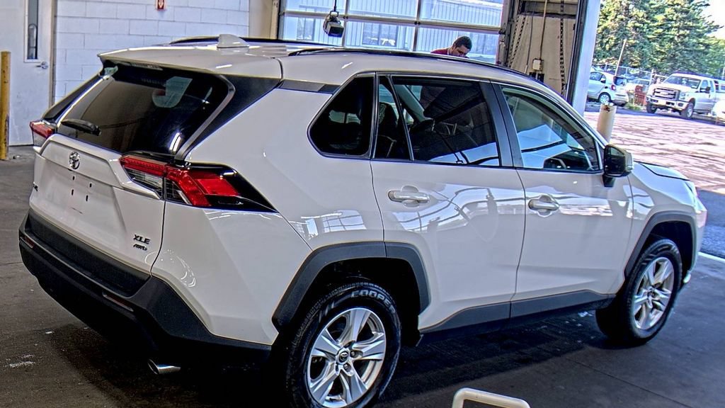 Used 2021 Toyota RAV4 XLE AWD/4WD image 4
